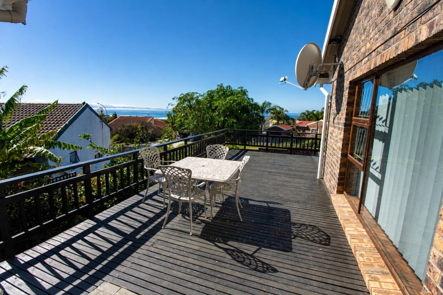 5 Bedroom Property for Sale in Wavecrest Eastern Cape